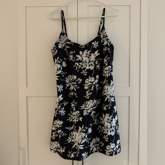 Abercrombie & Fitch Black & White Floral Traveler Mini Dress - size medium - Picture 4 of 6